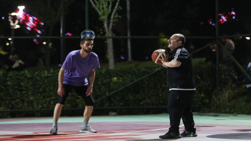 Mustafa Varank'tan gece yarısı basketbol şov